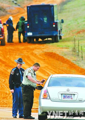 美國男子打死校車司機 劫走一男童與警方對峙 美國男子打死校車司機 劫走一男童與警方對峙