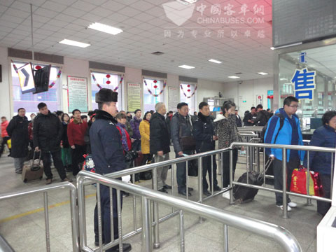 讓愛(ài)回家 春運(yùn)路上客車與您同行 客運(yùn)站的旅客有序排隊(duì)檢票上車