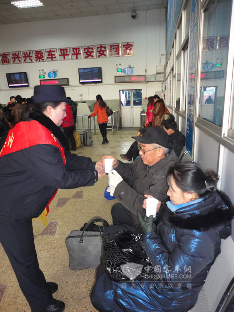 讓愛(ài)回家 春運(yùn)路上客車與您同行 乘務(wù)員為旅客免費(fèi)送開(kāi)水
