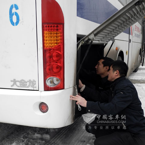 讓愛(ài)回家 春運(yùn)路上客車與您同行 售后服務(wù)人員提前走訪為客戶排查安全隱患