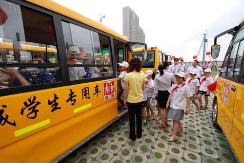 不達標將停運 校車必安裝衛星定位裝置 不達標將停運 校車必安裝衛星定位裝置