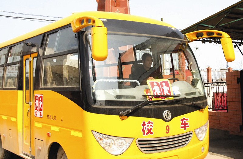 持B照、C照開(kāi)校車 江陵一校車公司司機(jī)駕照資質(zhì)不達(dá)標(biāo)