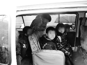 河北交警九州查扣兩輛“黑校車” 載著六名幼兒園孩子的甘A·DS406面包車被交警攔停。本報記者 李丹 攝