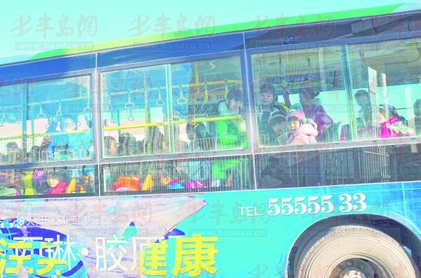 倆座擠了三個(gè)娃“校車(chē)”坐得真揪心