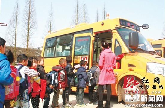 6日下午3：30，春華中心小學(xué)校車隨車照管員、老師正在對(duì)上車學(xué)生進(jìn)行清點(diǎn)。唐建兵攝
