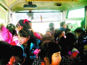 小學無校車 公交車嚴重超載塞近40名學生 小學無校車 中巴車嚴重超載裝近40名小學生