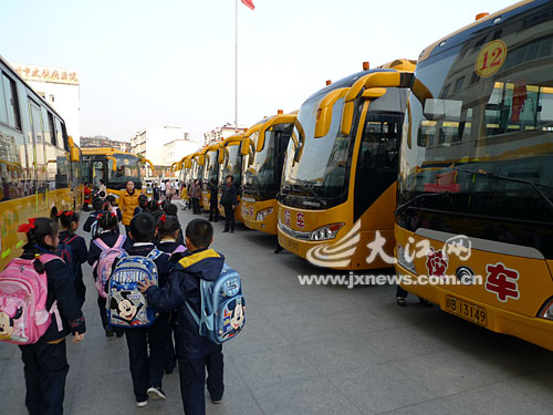 贛州民營學(xué)校采購校車 保障學(xué)生出行安全 點擊圖片分享到上海灘微博