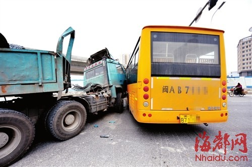 校車與大貨車相撞幸好車上沒有學生