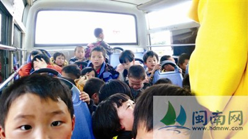 晉江核載19人校車擠進48名學生 司機被罰(圖)