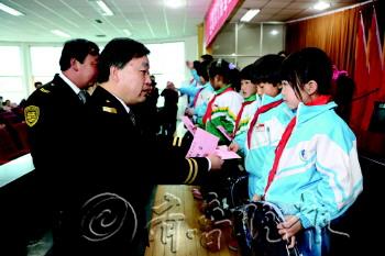 青島:165名困難學生可免費乘校車 青島:165名困難學生可免費乘校車