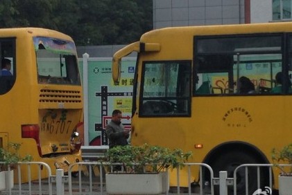 深圳紅嶺北路兩校車追尾 73人送去醫院