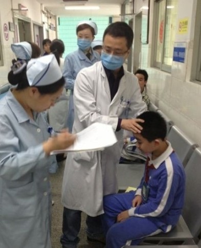 深圳紅嶺北路兩校車追尾 73人送去醫院