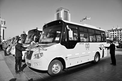 校車捐贈現(xiàn)場 本報記者劉江攝