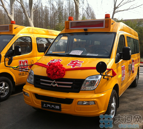 河南10所學校獲贈愛心校車 每輛造價25萬