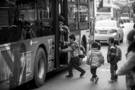 政府主導校車市場化運營2年 部分家長嫌“貴”