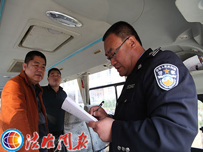 山東費縣對校車開展拉網式安全隱患大排查/ 山東費縣對校車開展拉網式安全隱患大排查