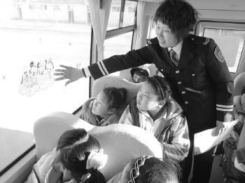 防止學生亂坐 萊西校車用卡通圖標明位次 防止學生亂坐 萊西校車用卡通圖標明位次