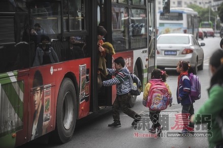 “寧鄉(xiāng)模式”校車(chē)運(yùn)營(yíng)兩年：家長(zhǎng)嫌貴