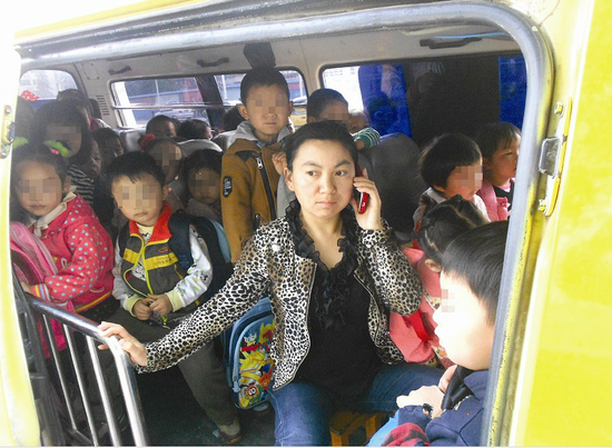 校車核載13人實(shí)際載28名幼兒/ 校車核載13人實(shí)際載28名幼兒 民警當(dāng)即扣留該車