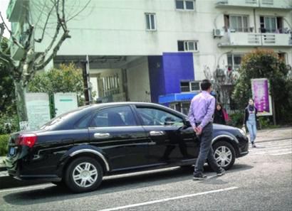 上海高校校車配套不齊 校邊“黑車”泛濫