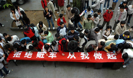 上海高校校車配套不齊 校邊“黑車”泛濫