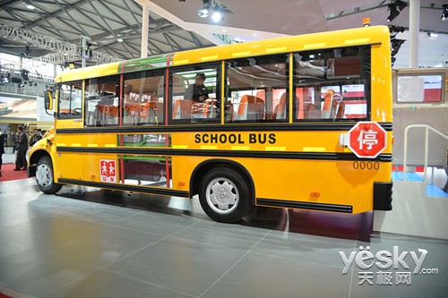 精彩豪車看不停 關愛學生校車也開來湊熱鬧