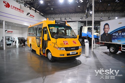 精彩豪車看不停 關愛學生校車也開來湊熱鬧