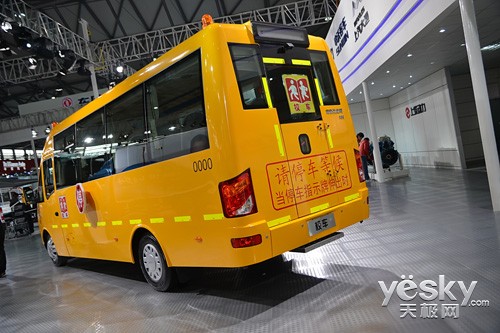 精彩豪車看不停 關愛學生校車也開來湊熱鬧