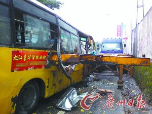 校車撞上違停拖掛車 小學(xué)生一死九傷 