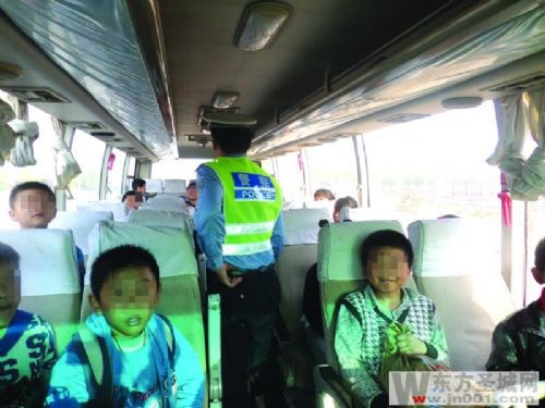 微山查處6輛黑校車 一司機竟謊稱都是親戚的孩子 