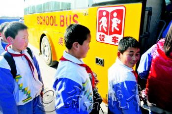 3.5萬學生坐上平安校車/ 3.5萬學生坐上平安校車