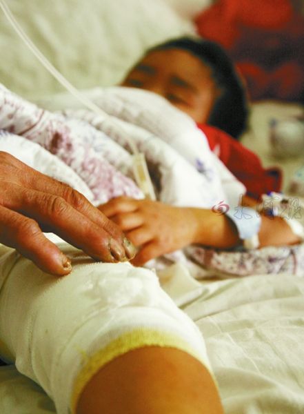 澠池:一幼兒園面包車側翻致多傷 教育局否認是校車 點擊圖片查看下一頁