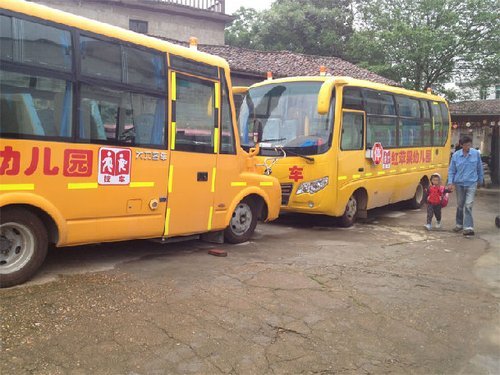 校車里面的GPS、攝像頭、倒車雷達，幼兒專用椅等校車基本配置都全部到位。