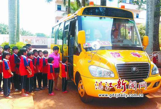 智能校車(chē)開(kāi)進(jìn)徐聞民辦小學(xué)