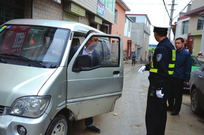 黑校車司機竟然雨中“甩”學生 黑校車司機竟然雨中“甩”學生