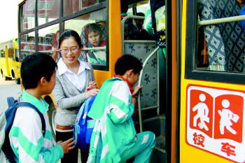 文登:“校車”十年越跑路越寬 文登:“校車”十年越跑路越寬