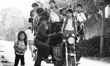 畫里有話:超載的“校車” 畫里有話:超載的“校車”