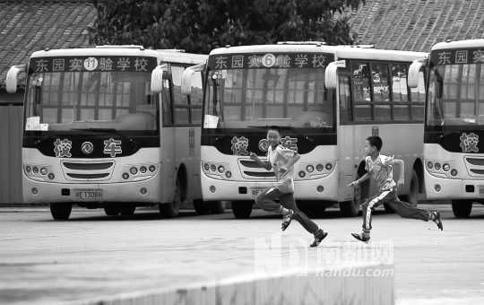 校車(chē)改裝 民辦學(xué)校叫苦喊難 校車(chē)改裝 民辦學(xué)校叫苦喊難