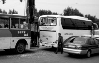 沈陽:“校車”撞大客 5名小學生受傷 沈陽:“校車”撞大客 5名小學生受傷
