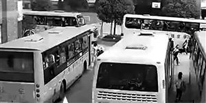 杭州余杭外區域校車將停運 千余學生“上學難” 沒有校車千余名孩子上學受影響(視頻截圖)