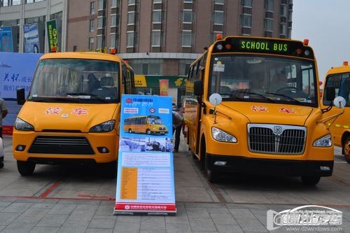 德州市首屆校車展舉行 重汽豪沃宇通中通等品牌校車亮相 \