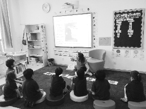 常州首輛中學生“大鼻子”校車落戶天合國際學校 坐在地上上課