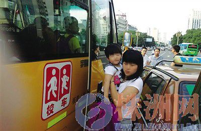 株洲：校車與的士相撞 所幸無人受傷