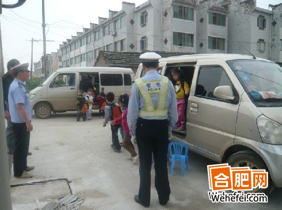 合肥網(wǎng)第e時間：小面包車?yán)锶?7個孩子 “黑校車”超員100%