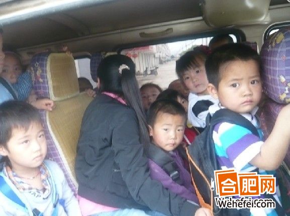 合肥網(wǎng)第e時間：小面包車?yán)锶?7個孩子 “黑校車”超員100%