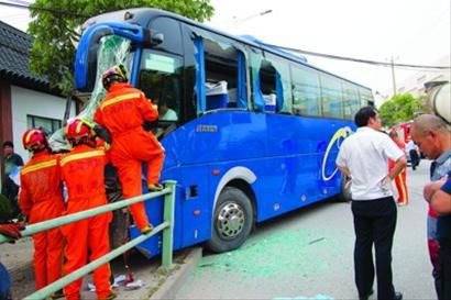 校車撞斷電線桿沖進圍墻 車上5名師生及司機受傷 校車撞斷電線桿沖進圍墻 車上5名師生及司機受傷