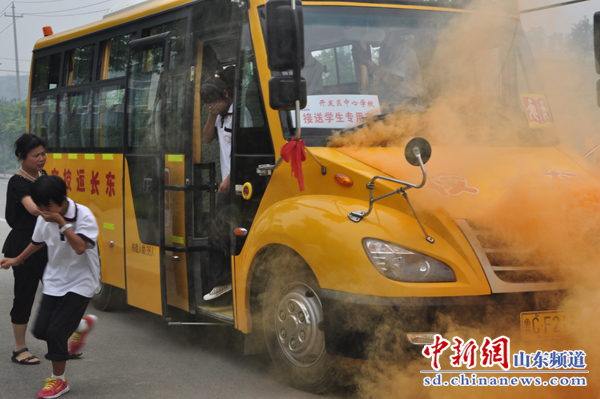 淄博博山開展校車逃生應急疏散演練