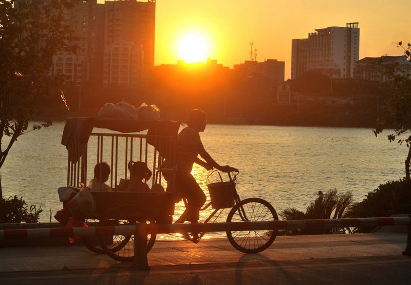 老婦自制籠子校車接送外孫女 安全舒適防人販