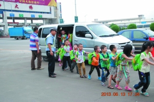 黑校車嚴重超載。通訊員 供圖