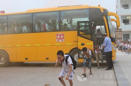 陜西閻良區(qū)校車(chē)安全應(yīng)急疏散演練 提高師生安全意識(shí) 陜西閻良區(qū)校車(chē)安全應(yīng)急疏散演練 提高師生安全意識(shí)